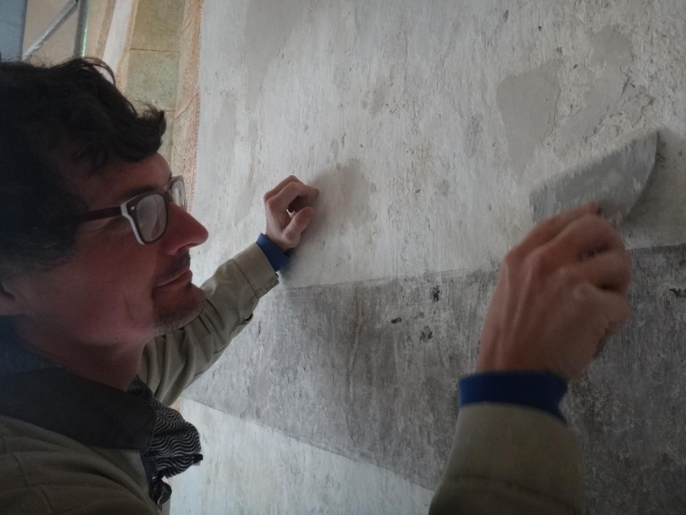 Gaétan Ferré, restaurateur du patrimoine bâti, pour les opérations de structure au cours des chantiers de peintures murales.