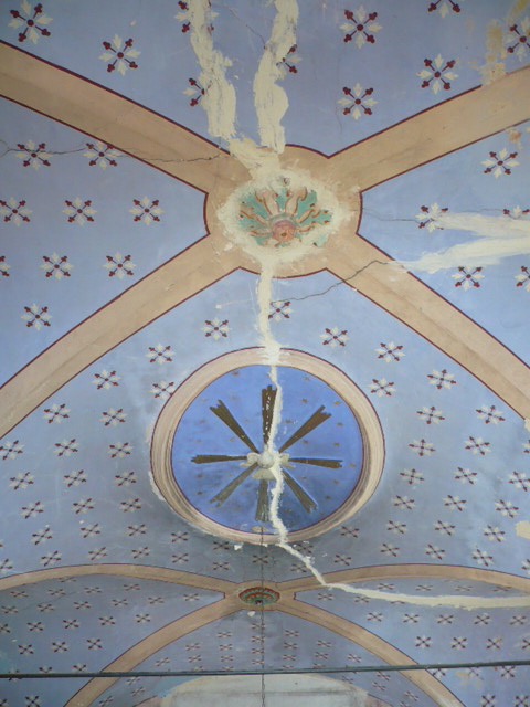 Conservation-restauration du décor peint d'une chapelle XVIIIè siècle : dégagement, consolidation, bouchages et réintégration.